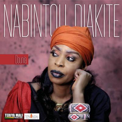 Nabintou Diakité Album: Dounia Le tout nouvel album de la Diva Nabintou Diakité, sorti en 2021 et composé de 10 titres qui traitent autant de thèmes.
Sous une tonalité de Blues/Jazz, Afropop et avec une dose madingue, cet album marque le retour de notre Diva après plusieurs années loin des projecteurs.
